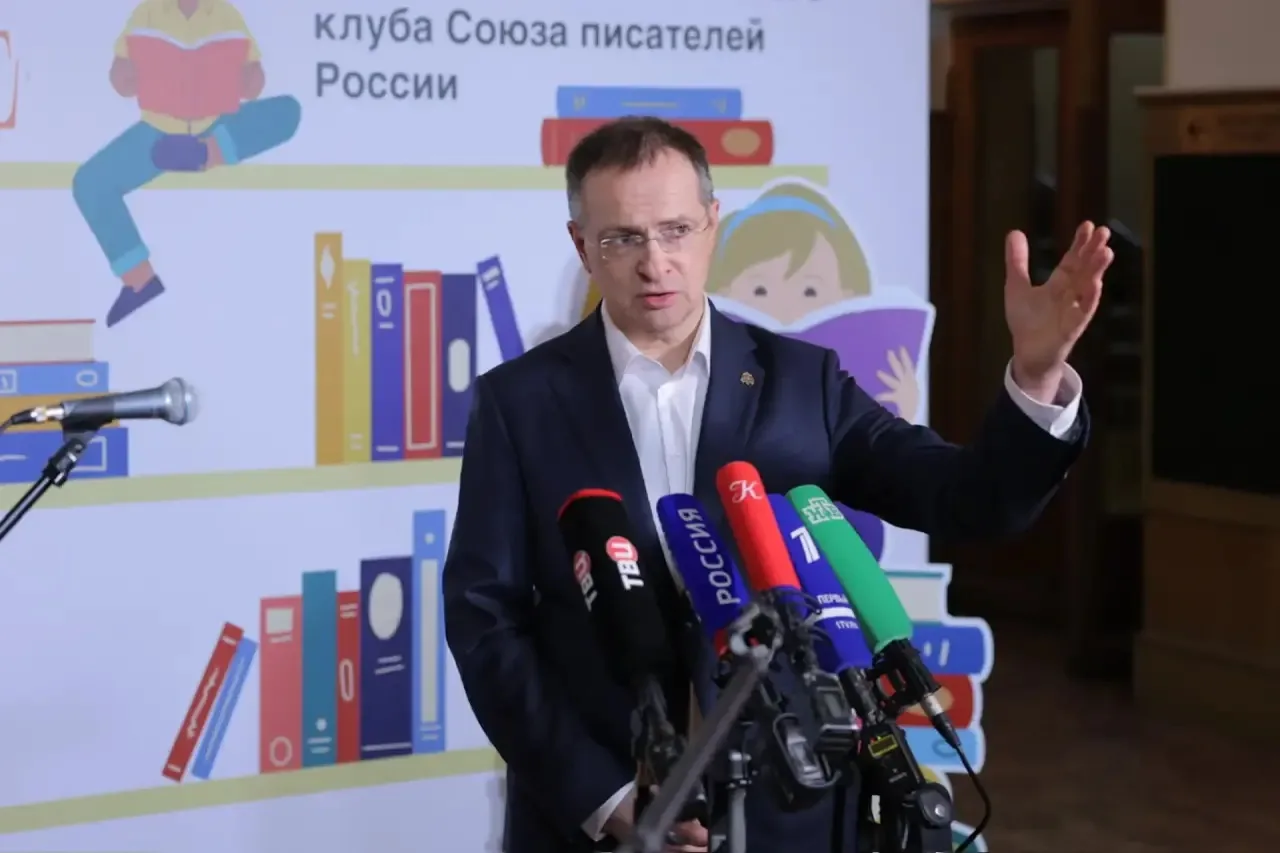 «Смартфон – это зло, а книга – добро». Владимир Мединский посетил открытие Детского книжного клуба Союза писателей России в ЦДЛ.