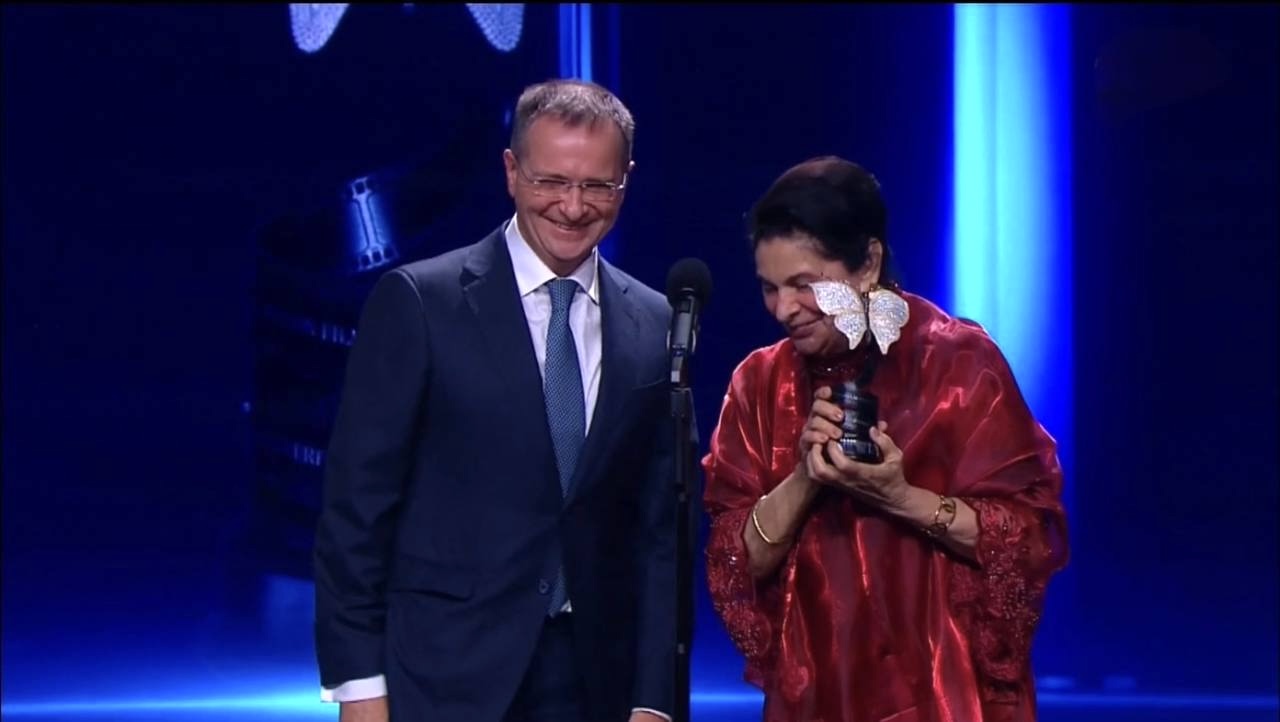 Владимир Мединский вручил приз за лучший сценарий на кинопремии «Бриллиантовая бабочка»