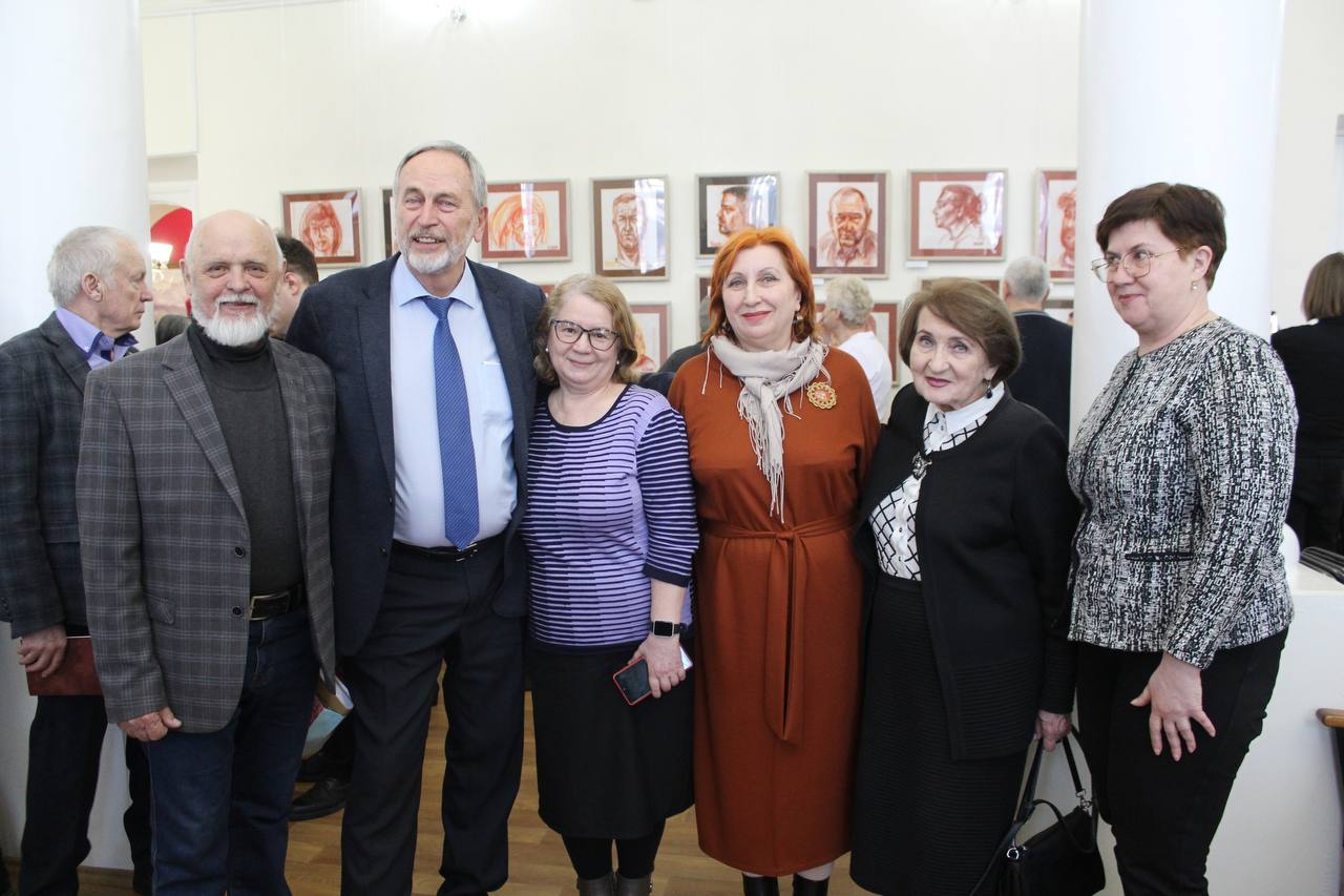 «По зову сердца»: выставка портретов волонтёров СВО на Алтае