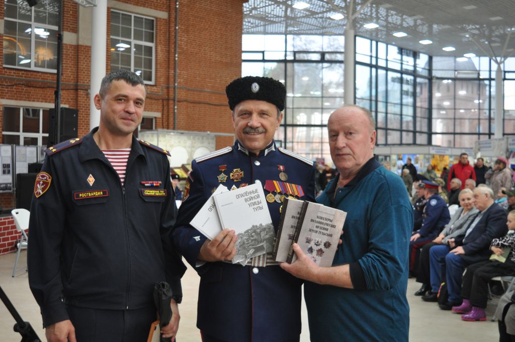 Тульские казаки в едином строю с писателями