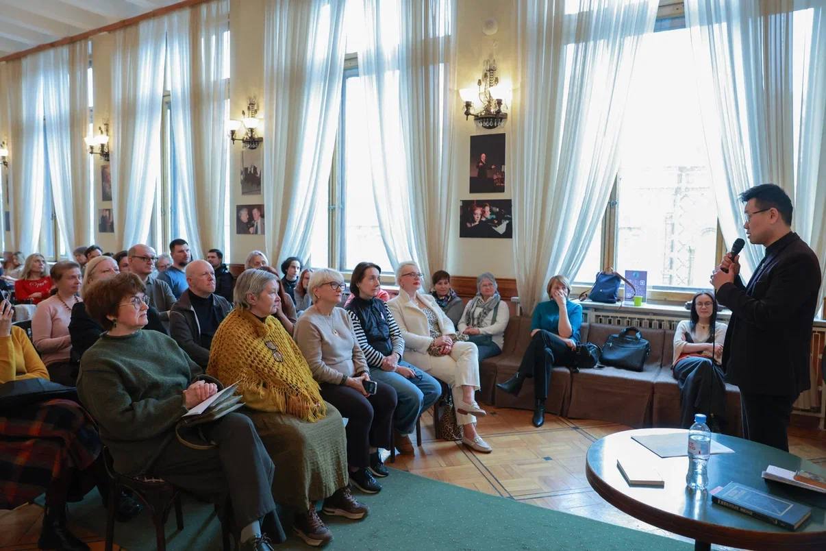 «Человек есть то, что он читает»: как прошло второе заседание Клуба чтения поэзии Союза писателей России в ЦДЛ