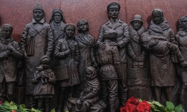 В Перми на памятнике «Эвакуация» отлили стихи Домовитова 