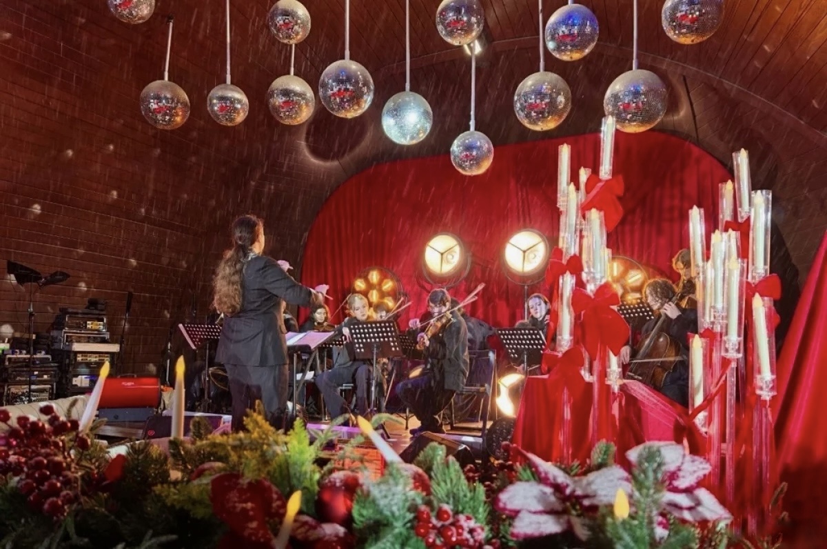 Музыка на льду: рождественский вальс в Саду Баумана привлекал прохожих