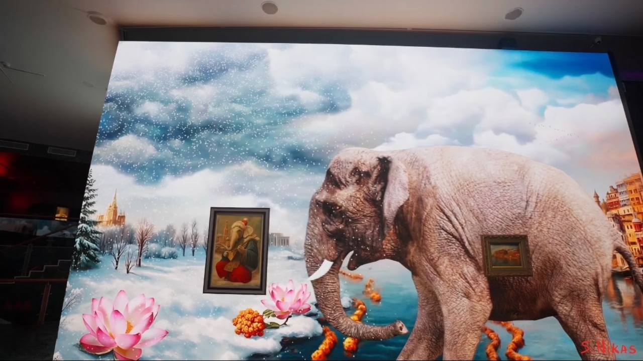 Слон, идущий в Россию: в Индии открылась выставка Никаса Сафронова