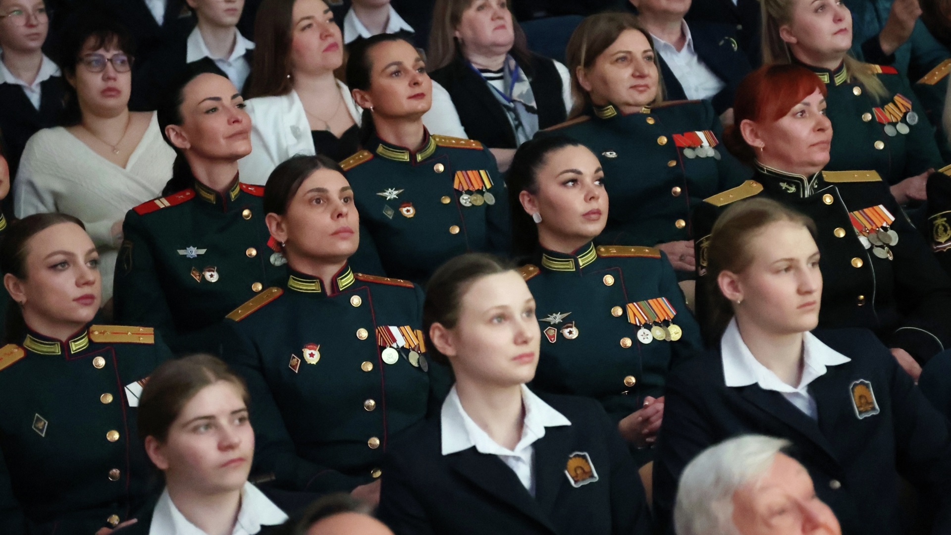 Бойцы СВО и их семьи получили билеты на культурные мероприятия